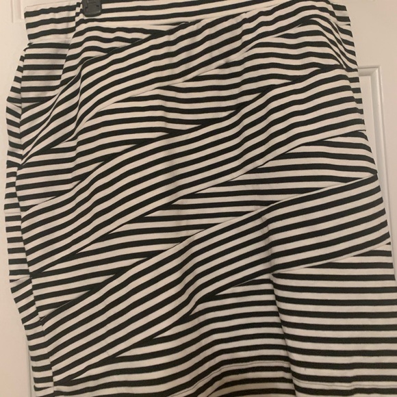 B&W stripped Cato miniskirt . - Picture 2 of 4